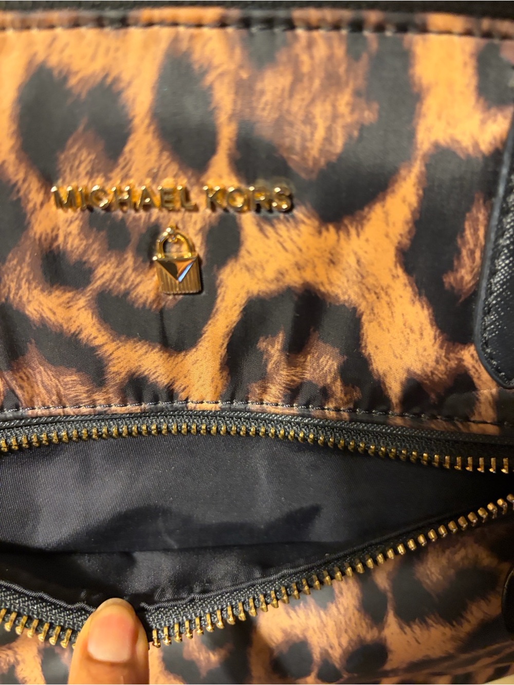 Michael Kors Kelsey Leopard Print Medium Tote Bag w/Black Trim GUC. - Picture 8 of 10